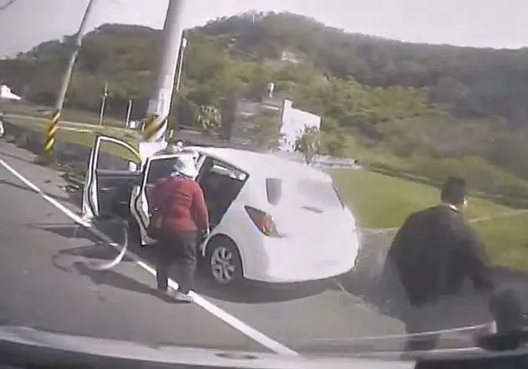 父子檔開車自撞電線桿，救護車到場救援。民眾提供