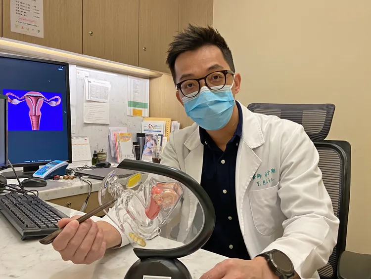 婦產科林于翔醫師以子宮模型說明陰道痙攣。茂盛醫院提供