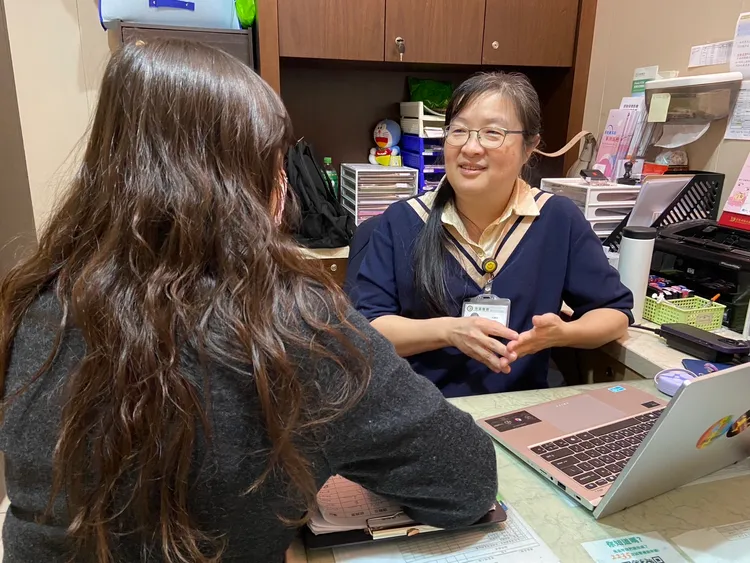 茂盛醫院諮商心理師、中山醫學大學心理系副教授王郁茗，為病患進行心理諮商。茂盛醫院提供