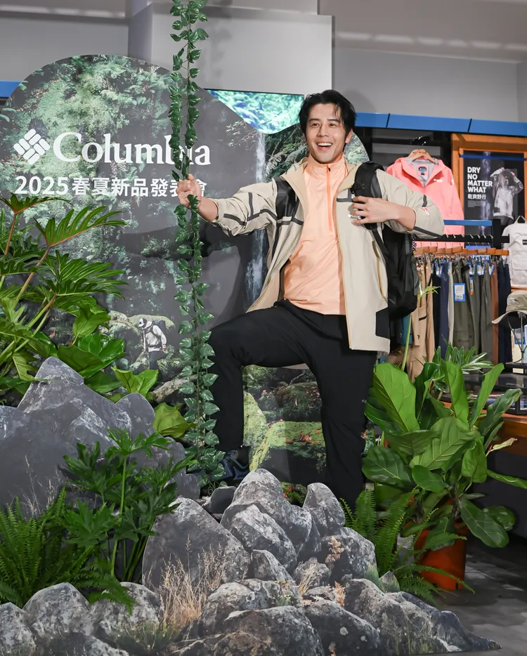 胡宇威拉著一條藤蔓出現在鏡頭前當起最帥森林泰山。品牌提供