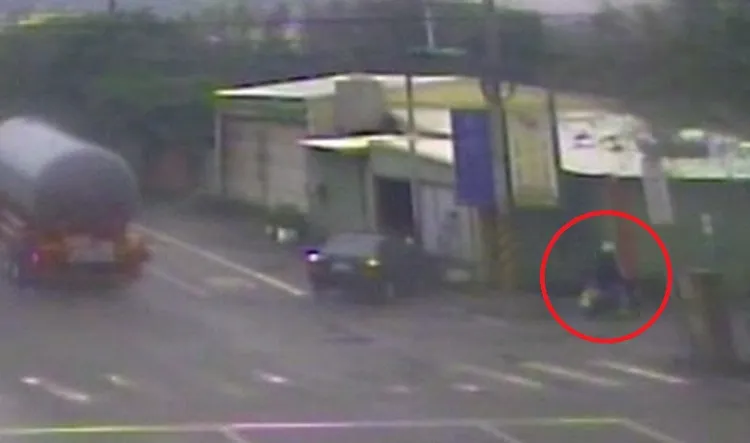 陳姓騎士被撞後反而在第一時間騎車離開現場。民眾提供