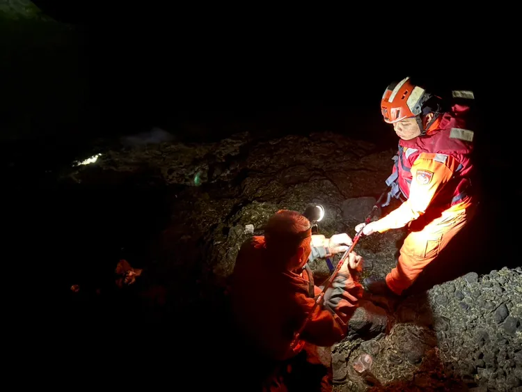 搜救人員昨晚持續搜救落水釣客。第13岸巡隊提供