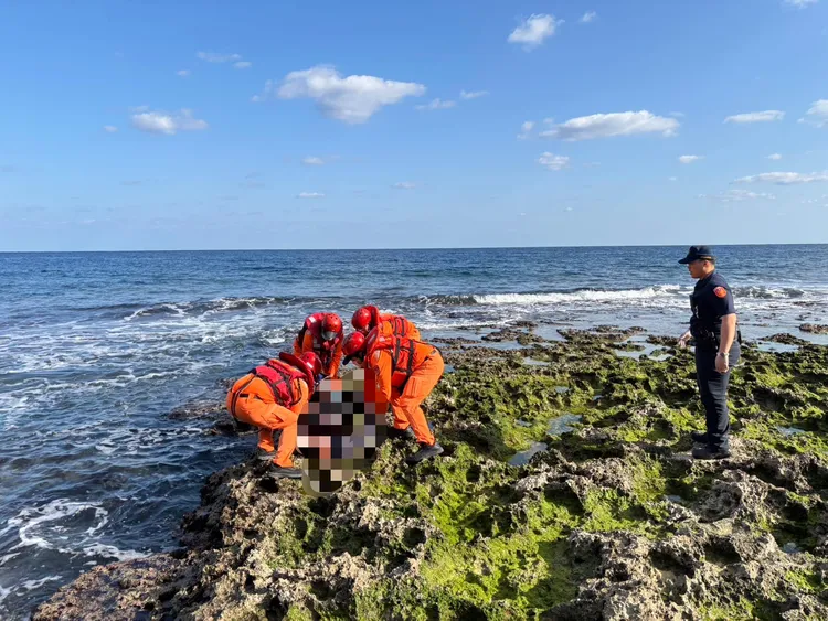 岸巡人員上午先尋獲1名落水釣客。第13岸巡隊提供