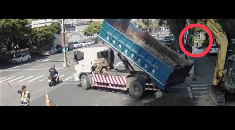 朱男於偷完水表離開。警方提供