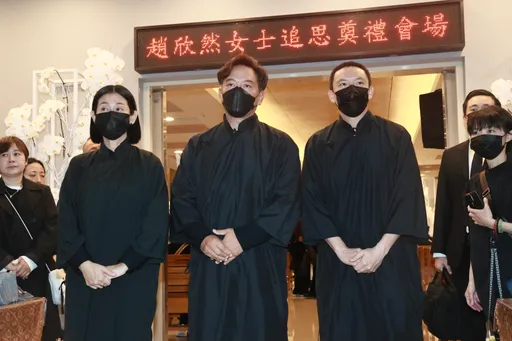 張震母告別式圓滿 偕張翰、林利霏鞠躬:你們來很好