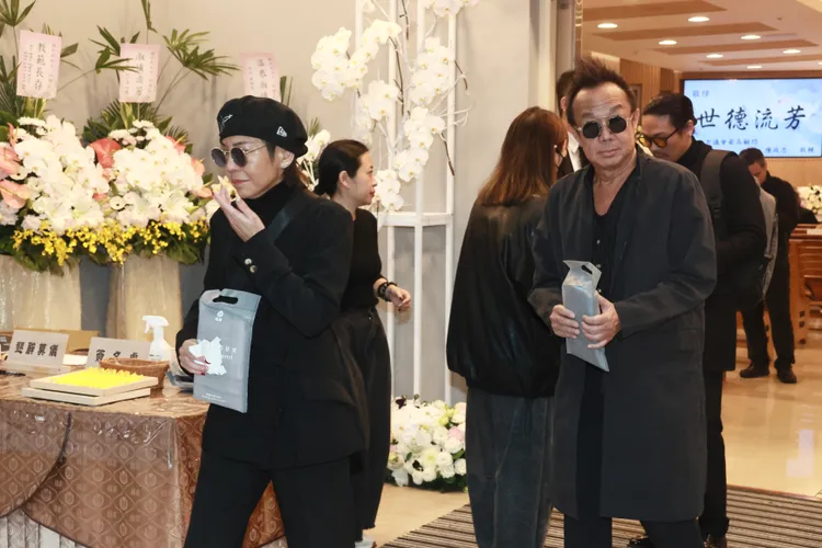 黃大煒夫妻離開會場。彭欣偉攝影