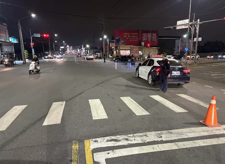 蔡姓騎士與黃姓騎士相撞，頭部受傷不治。翻攝畫面