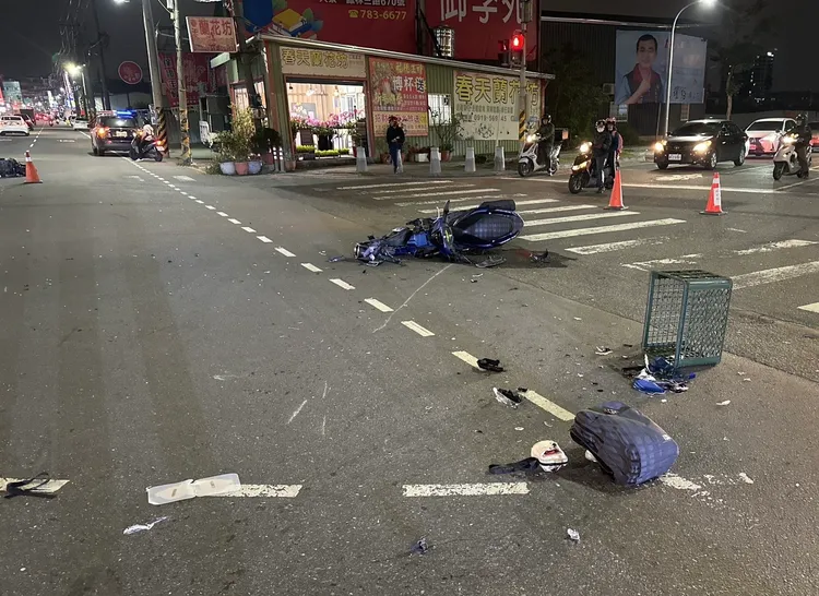 蔡姓騎士與黃姓騎士相撞，頭部受傷不治。翻攝畫面