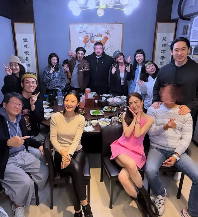楊千霈（前排右二）生日派對，Jeremy（前排右一）就在她旁邊。翻攝楊千霈IG
