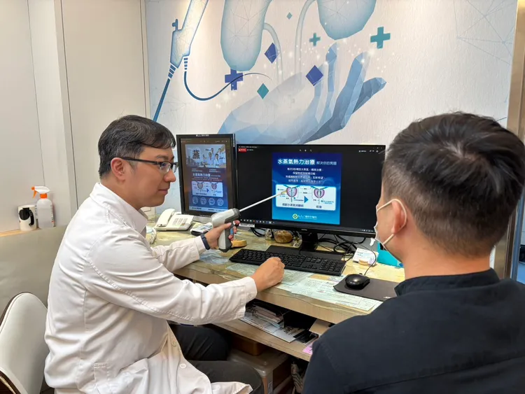 童綜合醫院泌尿科林益聖主任向民眾解釋微創攝護腺水蒸氣消融手術治療方式。童醫院提供