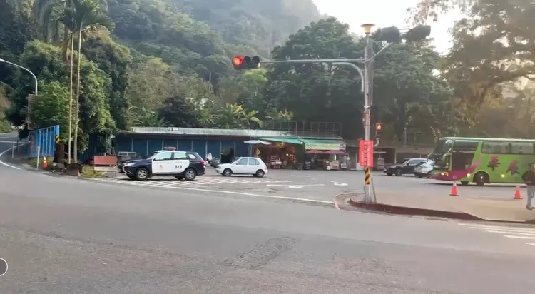 袁男的許姓女友包計程車要上山找人，卻在半路猝死。民眾提供