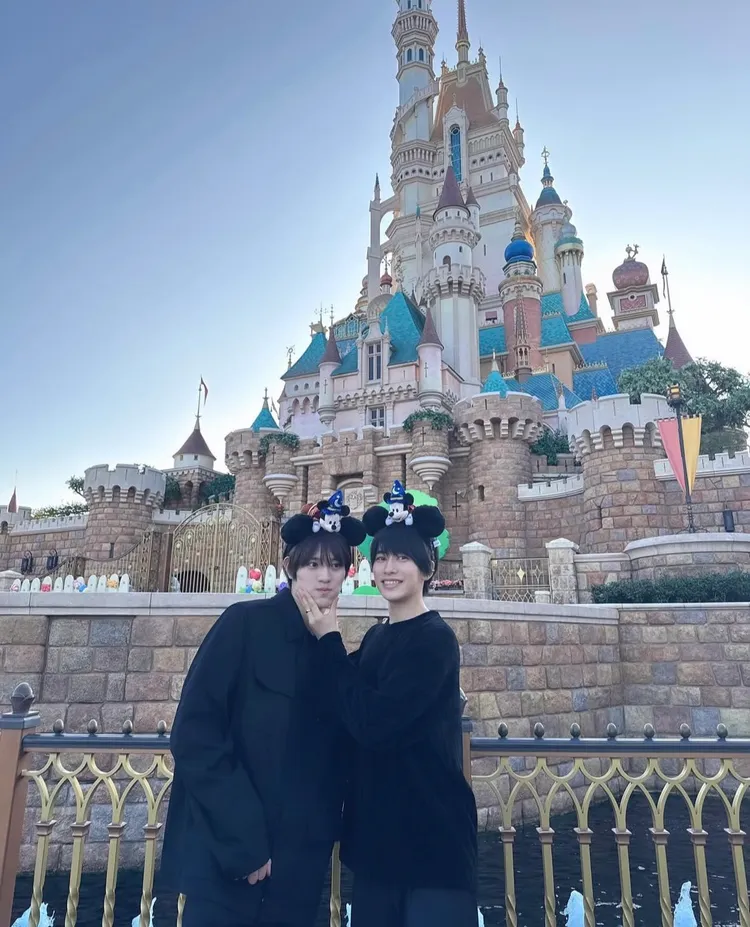 上村謙信（左）和本島純政在香港粉絲見面會前一天，先到迪士尼樂園遊玩。翻攝上村謙信IG