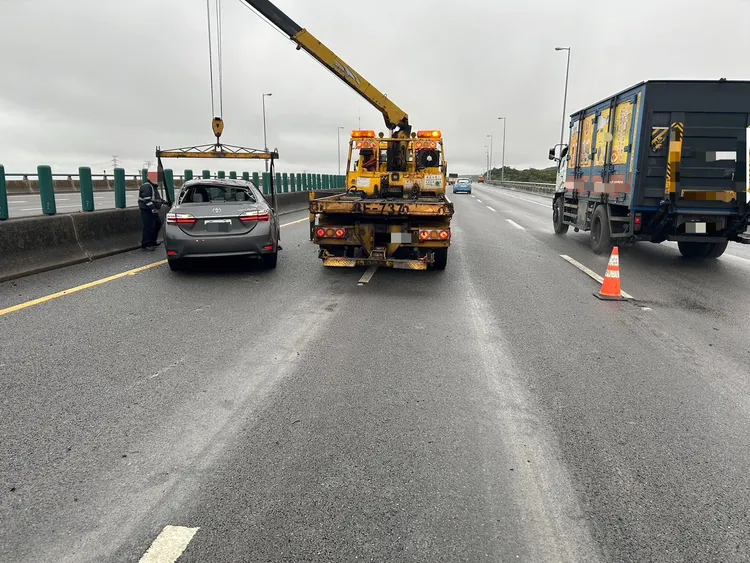 羅姓女子自撞護欄翻覆，輕傷送醫。警方提供