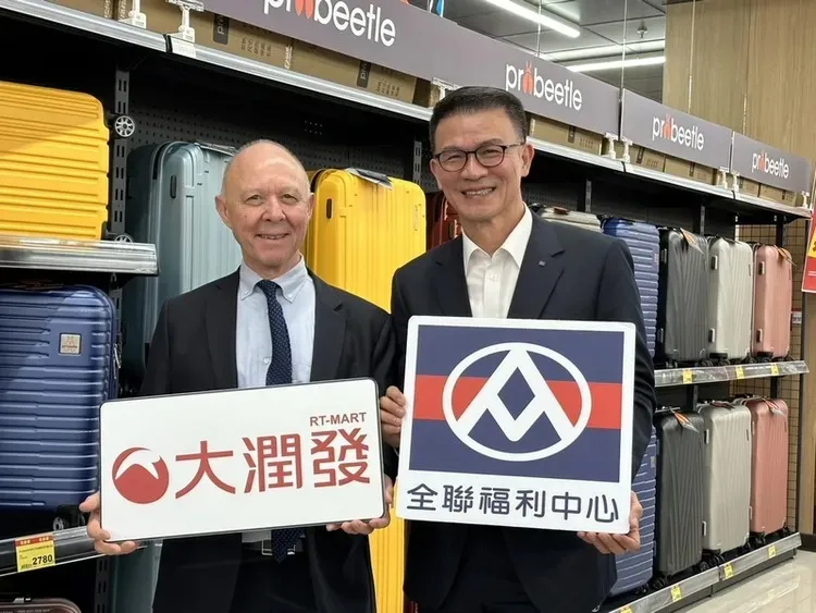 全聯與大潤發總經理蔡篤昌（右）、陸晏德（左）同台。中央社