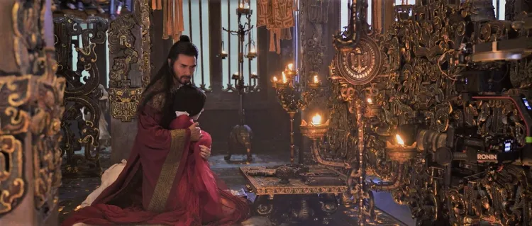 《封神三部曲》實景打造出商朝宮殿，讓演員自然融入時代背景。鴻聯國際提供