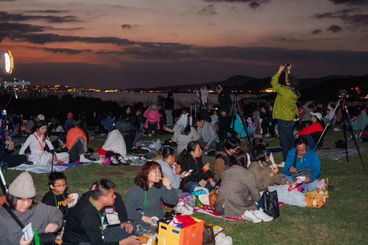 來恆春擁抱宇宙觀星活動在鵝鑾鼻燈塔草地舉辦。翻攝畫面