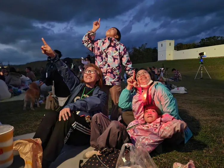 民眾興奮觀星。翻攝畫面