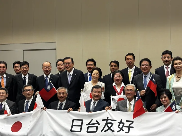 日華議員懇談會26日舉行年度總會，駐日代表李逸洋（中）與日華懇會長古屋圭司（右2）、顧問山東昭子（右1）、駐日副代表蔡明耀（左3）、駐日副代表周學佑（左2）會後合影。
中央社