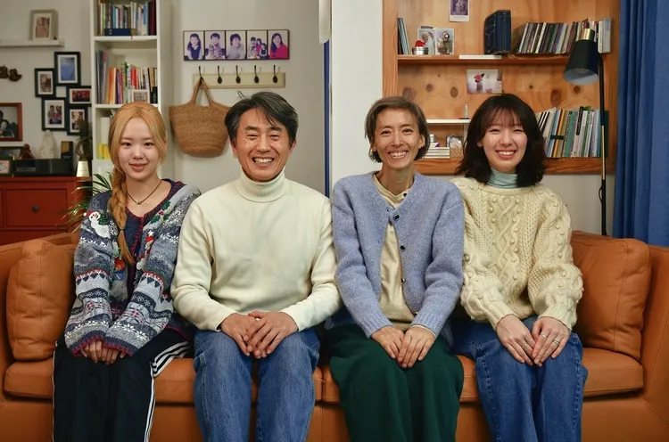 姜明珠（右二）與朴胤熙（左二）育有2名女兒，長女朴世英（右）也是演員。翻攝朴世英IG