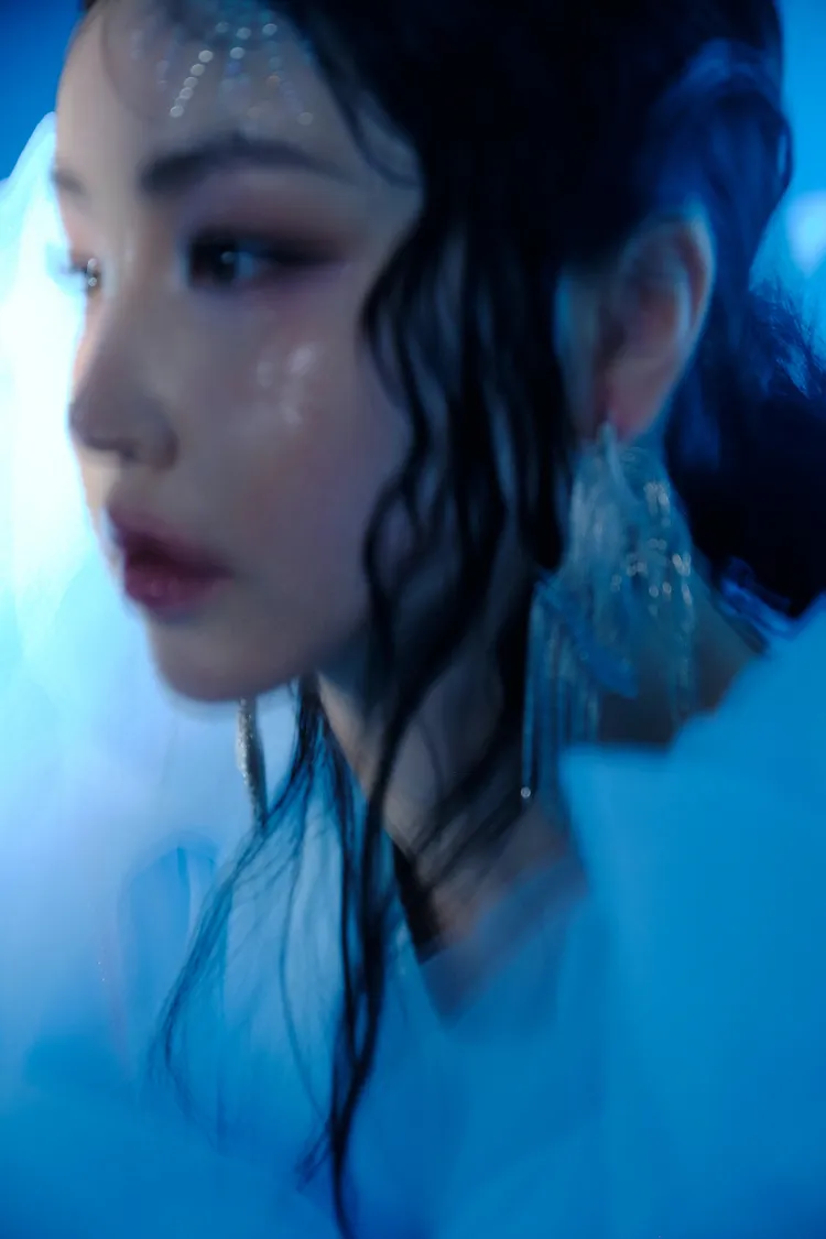 KIAH新歌《瞳》視覺、聽覺都迷幻。圖／綺亞音樂提供