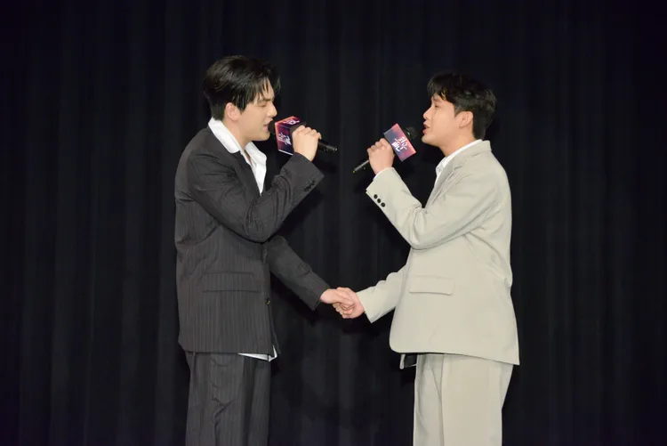 寶弟（左）和Nelson在記者會現場合唱。三立提供