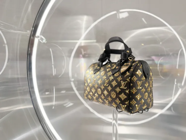 以透明壓克力氣泡球展示經典、獨特包款的「Iconic Bags」。S.H.攝