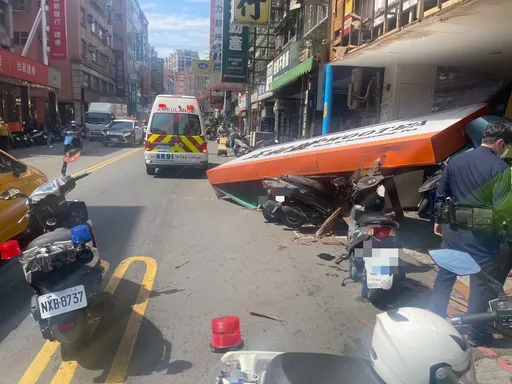 絕命終結站？知名飲料店招牌砸落傷1人毀6車　恐怖影片曝光！