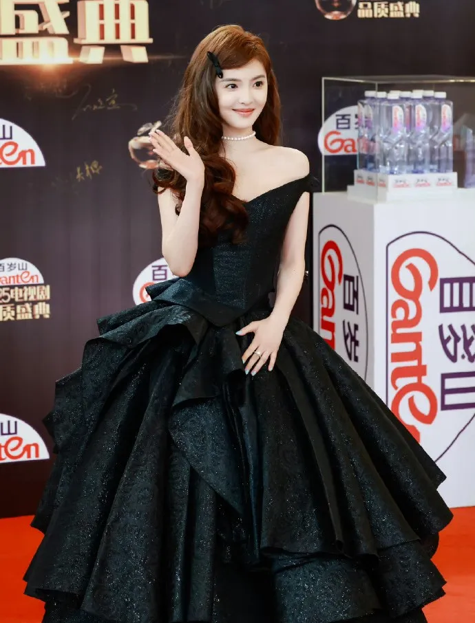 章若楠昨晚走紅毯被認為頭髮應該盤起來。翻攝冬季赴f微博