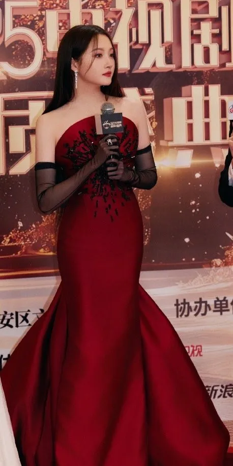 關曉彤這套禮服上身，被嘲讓她老了10歲，比較適合成熟嫵媚型女星。翻攝Eric高微博