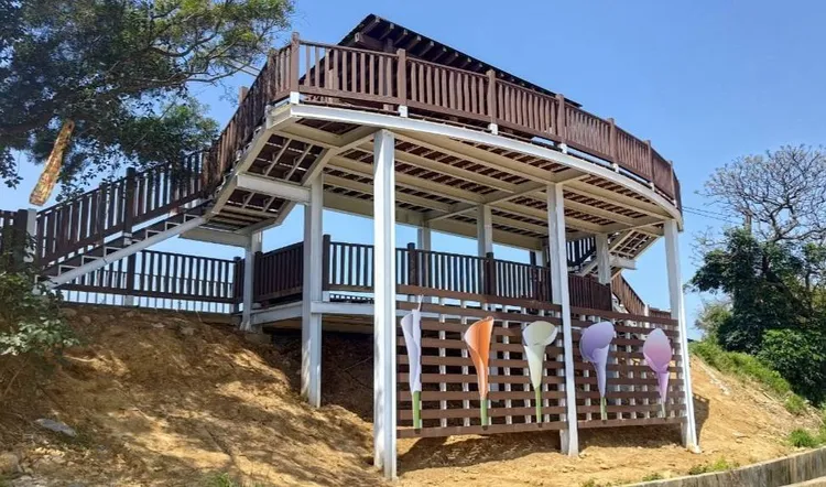 罐子埤觀景平台以彩色海芋裝扮。農業局提供