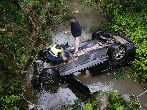 BMW疑天雨路滑失控 翻落大排水溝釀1死1傷