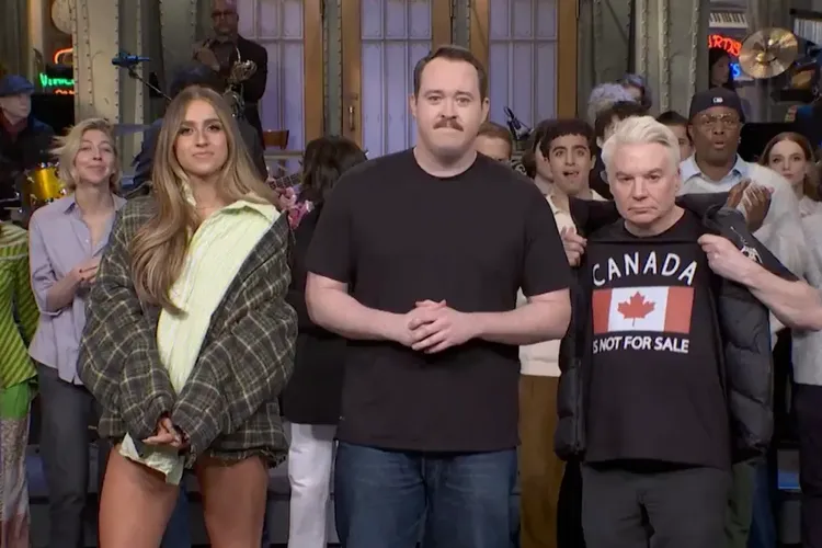 來自加拿大的麥克邁爾斯（又）在節目尾聲穿著「加拿大是非賣品」的T恤表態。