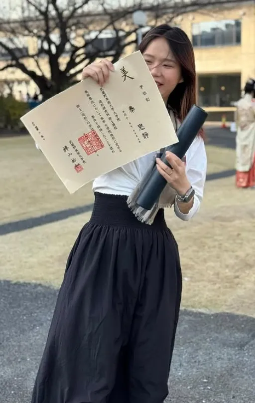 女畫家秀碩士畢業證書。翻攝女畫家qin_sijing IG