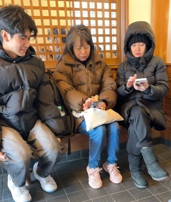 小S與大姊徐熙嫻及17歲外甥米穀坐一塊。翻攝芒果撈小萌主微博