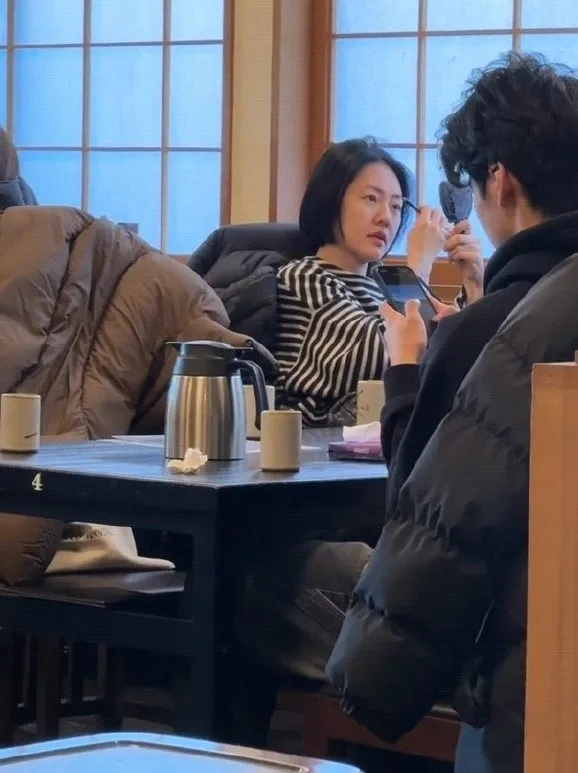 小S等候時拿起鏡子畫眉毛。翻攝芒果撈小萌主微博