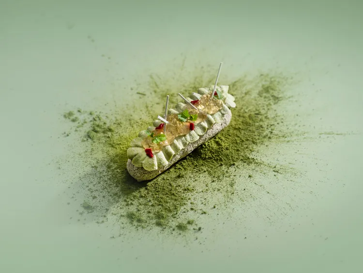 台北文華東方酒店「文華餅房」季節甜點「抹茶梅酒泡芙」，綴以梅酒果凍的微醺，抹茶奶霜則添以一抹淡雅茶韻，綻放優雅法式甜點美學。台北文華東方酒店提供