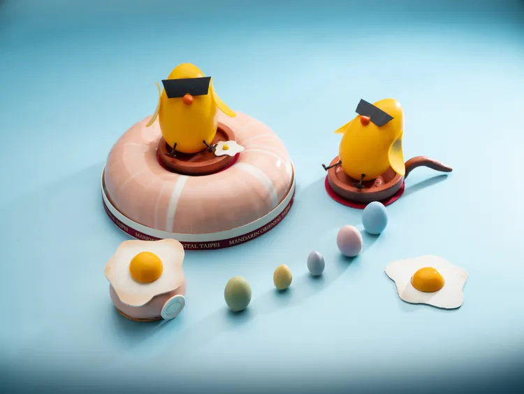 台北文華東方酒店「文華餅房」揮灑創意巧思，將象徵生命誕生的「陽光小雞」妝點時髦造型，並添入復活節十字麵包的甘果香料靈感。台北文華東方酒店提供