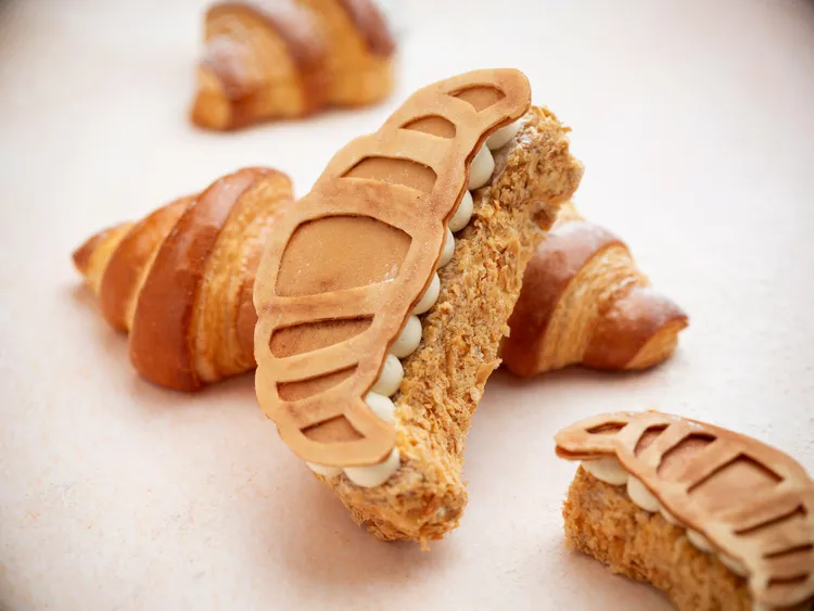 台北文華東方酒店「文華餅房」季節甜點「可頌千層酥」，巧妙融合法式烘焙的靈感，為甜品食藝賦予新穎的感官享受。台北文華東方酒店提供