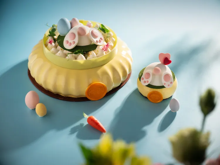 台北文華東方酒店「文華餅房」復活節蛋糕「兔兔尋寶」以兔子鑽進泥土，找尋紅蘿蔔露出粉嫩小尾巴的可愛造型，為節日繽紛增添一份俏皮的驚喜。台北文華東方酒店提供