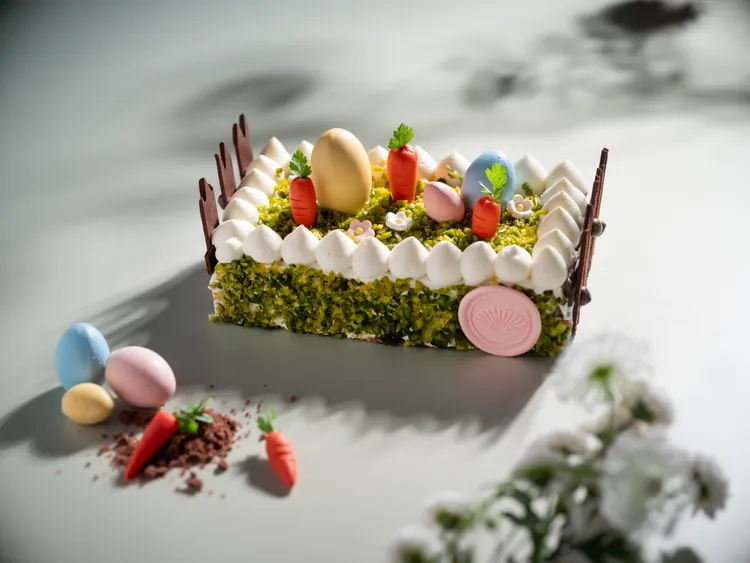 台北文華東方酒店「文華餅房」推出匠心巧緻的「彩蛋花園」復活節限定蛋糕，以兔子最愛的紅蘿蔔與草地為意象，迷你彩蛋綴點其中，靜待味蕾探尋。台北文華東方酒店提供