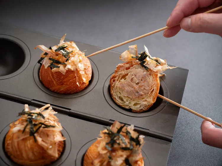 台北文華東方酒店「文華餅房」亦有季節烘焙新品推出，以日式章魚燒為造型的「芋泥肉鬆球」，為賓客打造美好的茶點時光。台北文華東方酒店提供