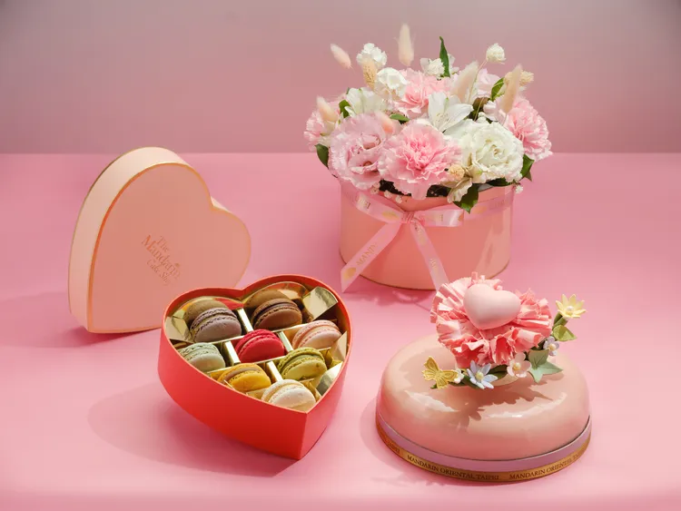 台北文華東方酒店「文華餅房」母親節限定7吋蛋糕，可搭配康乃馨花禮與手工馬卡龍「奢寵花語」的精緻禮組。台北文華東方酒店提供