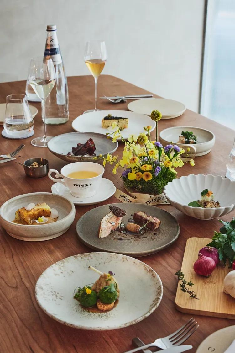 空盤x唐寧茶《春季勃艮第聯名套餐》以茶入饌，餐廳著重如何在細膩轉折中，展演風味的遞進與深化，構建無懈可擊英法茶香狂想。。業者提供