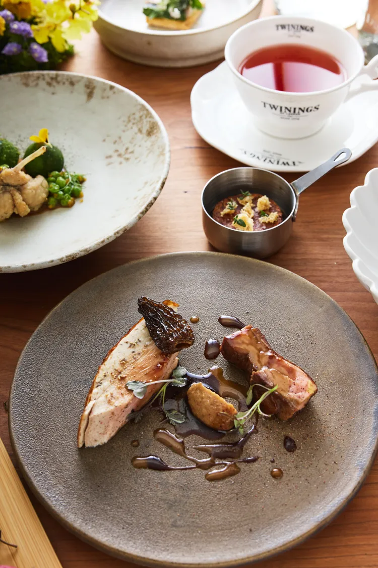 主食「珠雞｜羊肚菌｜胭脂莓果茶」以勃艮第經典菜餚「紅酒燉雞」作為靈感，延續紅酒的莓果、杏桃、酸甜調性，巧妙融入茶香調性。業者提供