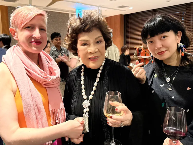 阿姑為了美美的去參加沖繩影展忍受牙痛，照片為影展時她與英國、日本評審合影。李朝永提供