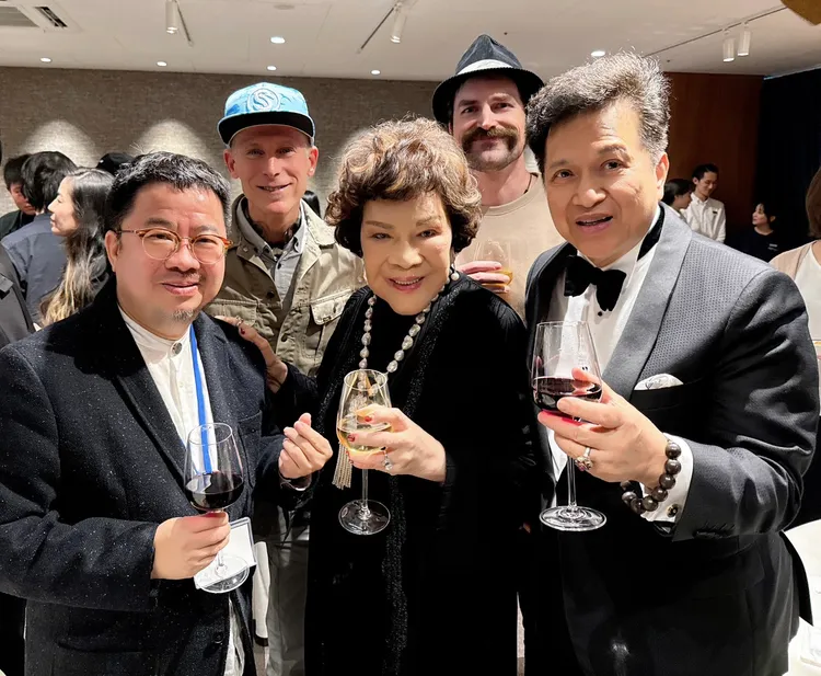 李朝永（右起）和阿姑參加琉球影展晚宴，和影人們合影。李朝永提供