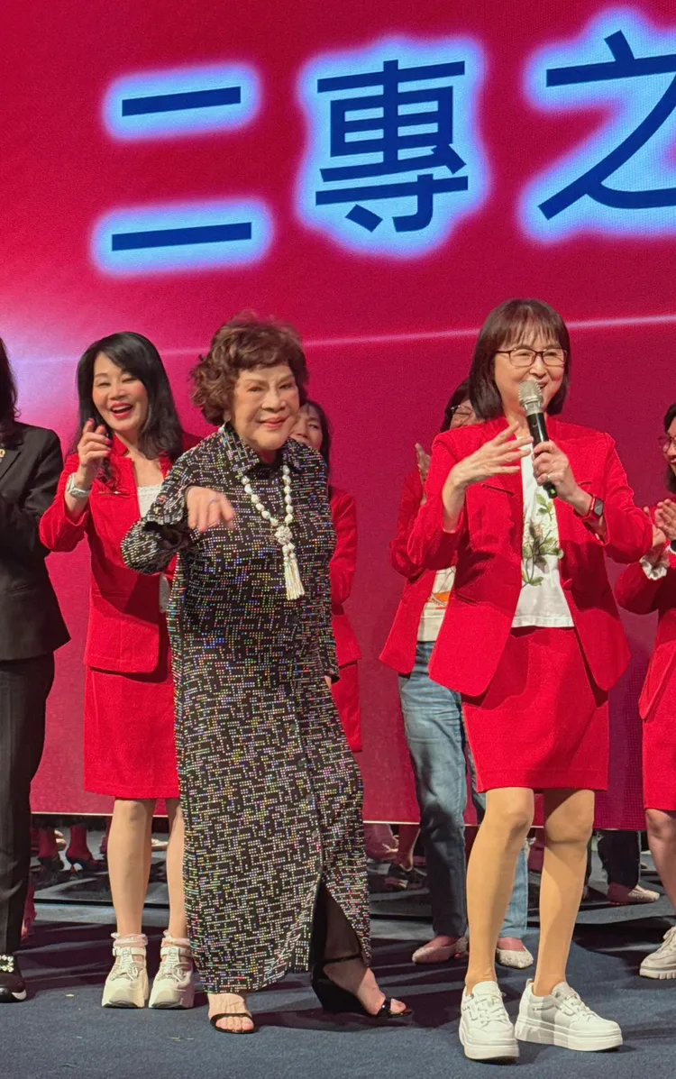 阿姑參加明星獅子會的聚會上台同樂。李朝永提供