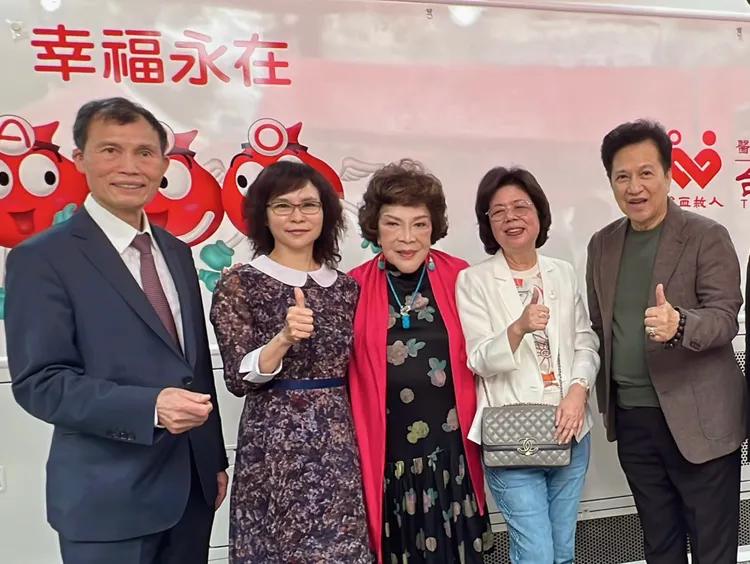 阿姑（中）牙齒不痛了繼續做公益。嘉彰總裁陳蒼海（左起）、北市衛生局李碧慧副局長、總經理黃麗珍、李朝永在捐血車前合影。李朝永提供
