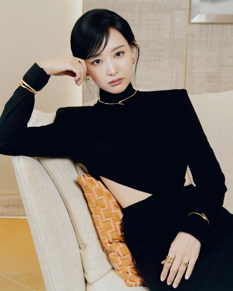 金智媛身著優雅的黑色高領挖腰禮服。品牌提供