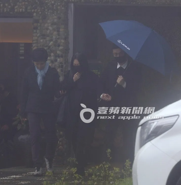 小S（中）2天前在老公及親友攙扶下出席姊姊葬禮。特勤中心攝